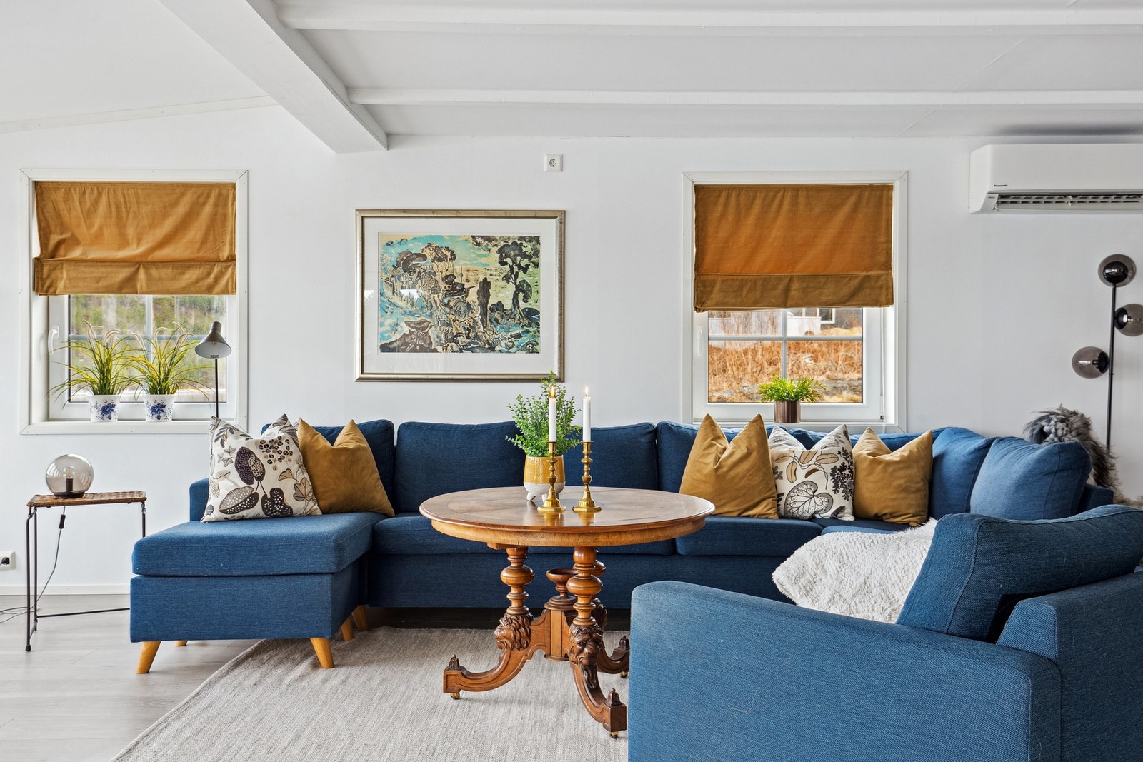 Boligen blir oppvarmet ved bruk av varmepumpe, vedfyring og elektrisk varme. Galleribilde