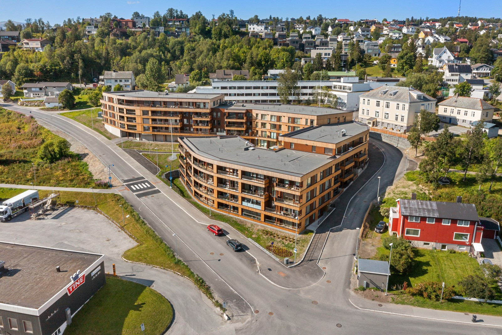 Leiligheten ligger i 2.etasje vendt mot nord med fin utsikt fra balkong.