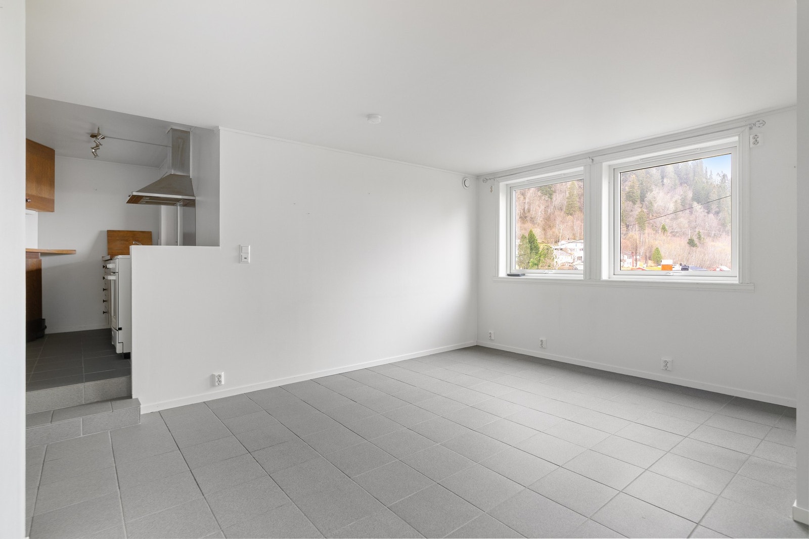 Lettstelt, flislagt gulv med gulvvarme Galleribilde