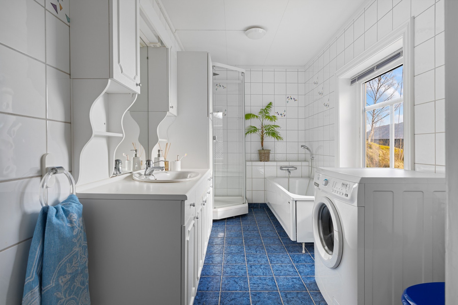 Romslig bad på 7 kvm. som ble pusset opp på tidlig 2000-tallet Galleribilde