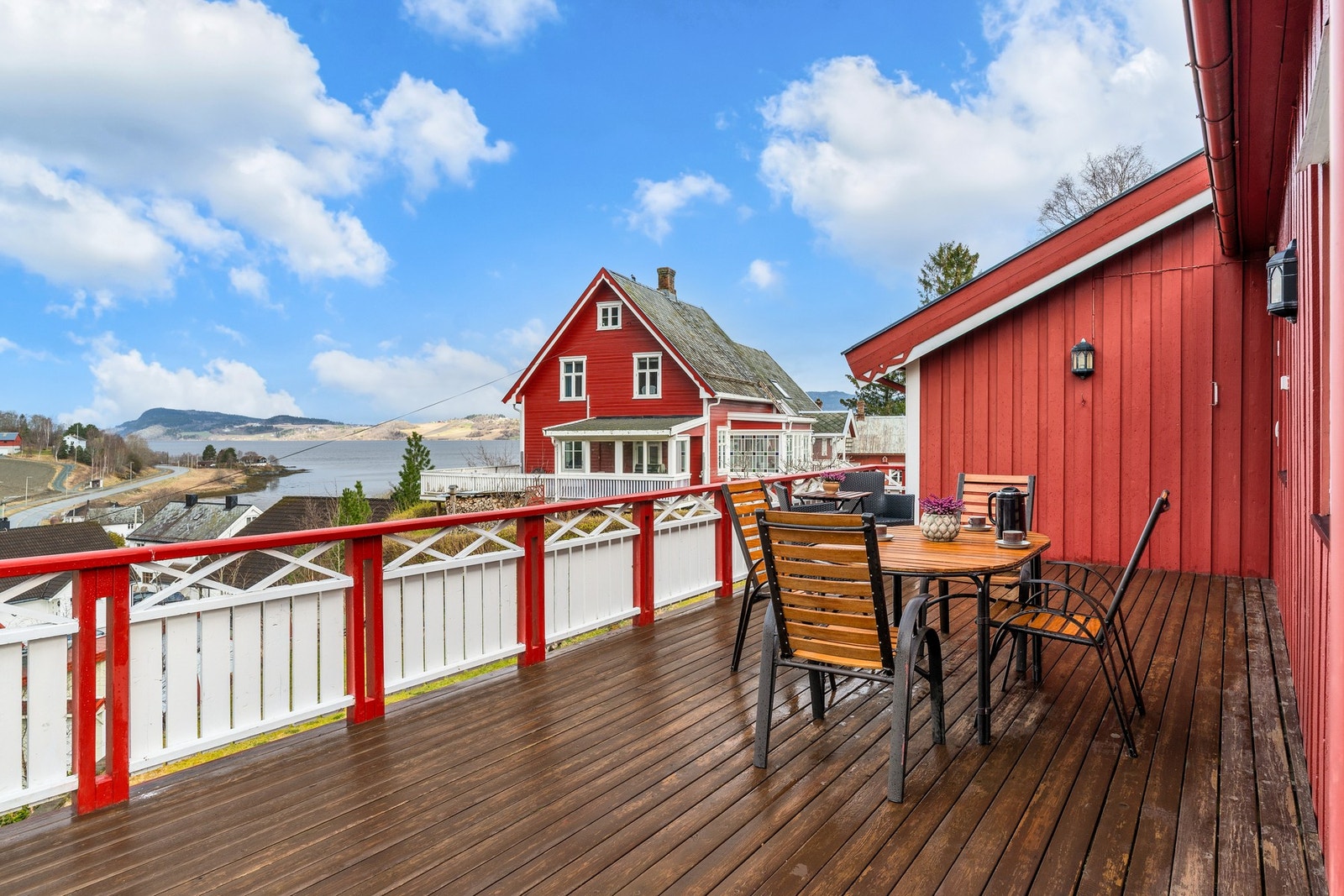 Stor veranda hvor man kan nyte sola på dagtid og utover sommerkveldene Galleribilde