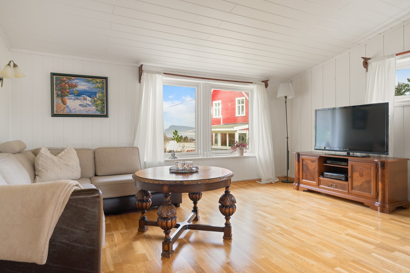 Fra stuen har man en fin sjøutsikt Galleribilde