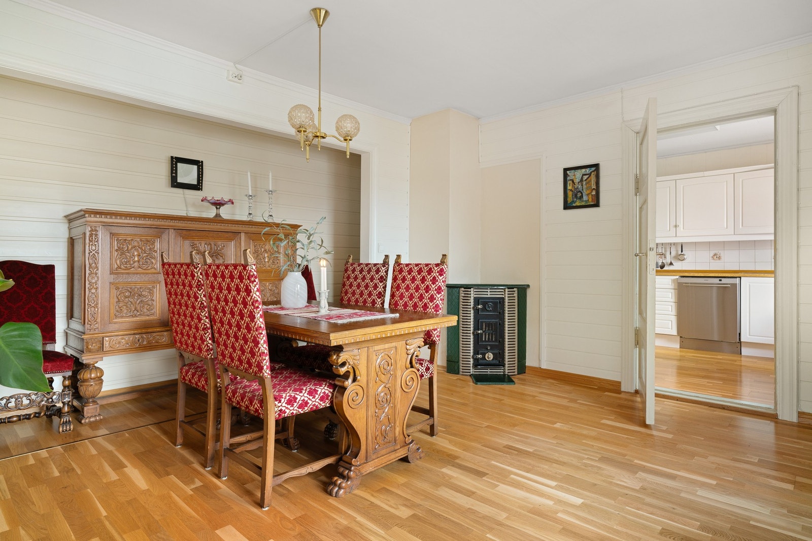 Hyggelig spisestue med utgang til veranda Galleribilde