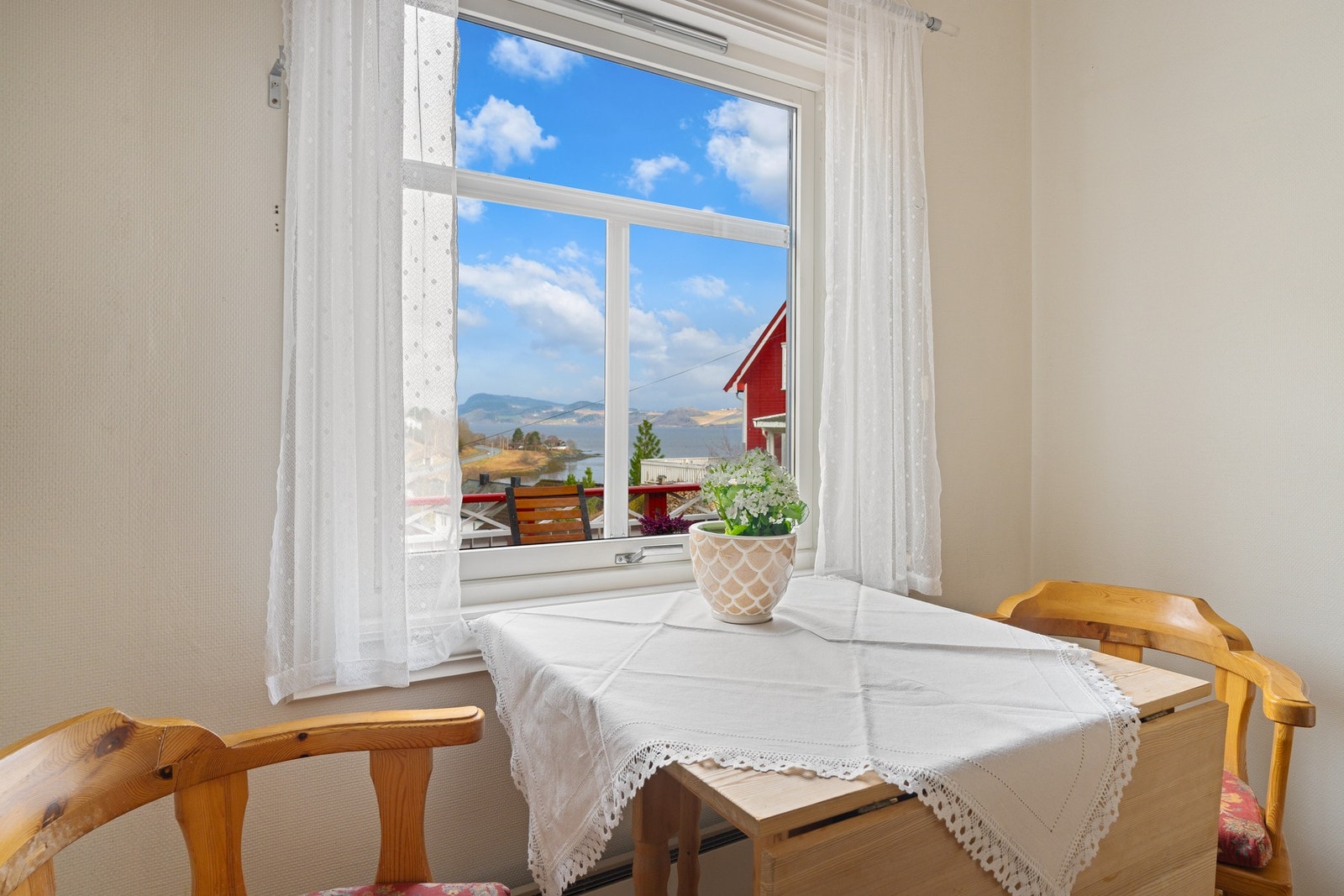 Koselig spiseplass hvor man kan nyte den flotte utsikten Galleribilde