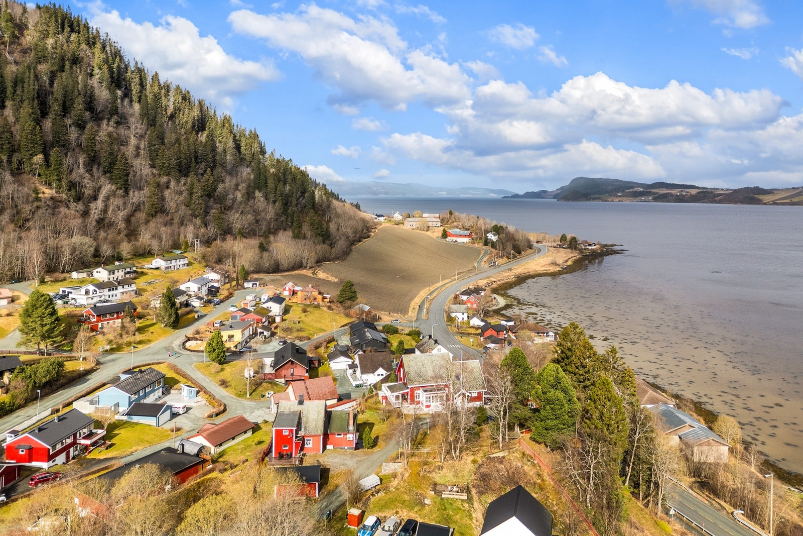 Eiendommen har en fin og solrik beliggenhet Galleribilde