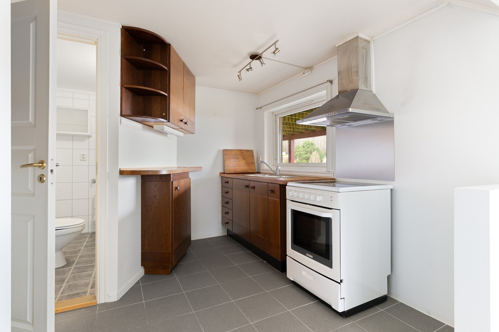 Hyggelig kjøkkenkrok med utsyn mot hagen Galleribilde