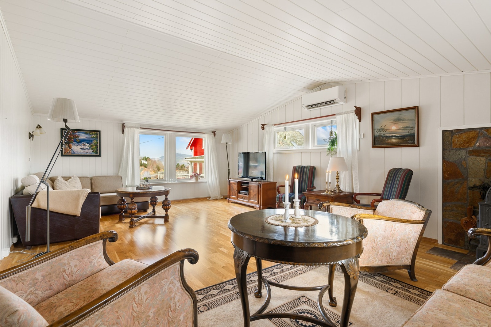 Hyggelig stue i tilbygg fra1972. Denne delen har blitt pusset opp senere år med bl.a. nye vinduer, etterisolering og ny himling Galleribilde