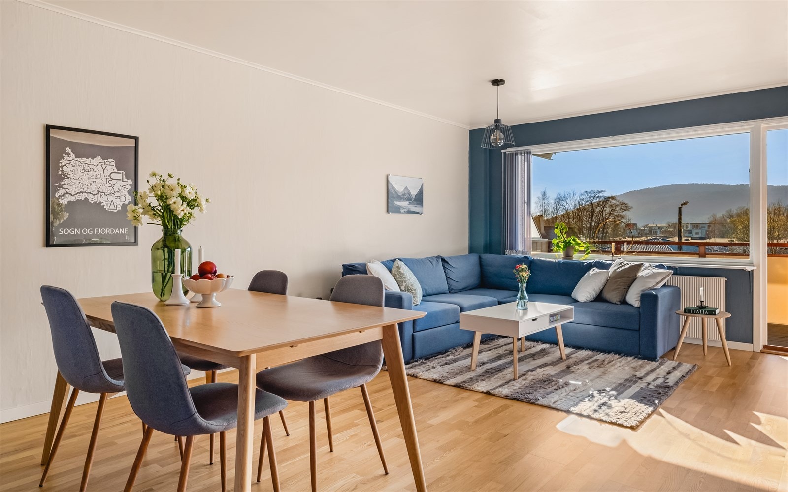 Radiatoren sørger for jevn varme i hele leiligheten. Parkett på gulv og lysmalte overflater. Galleribilde