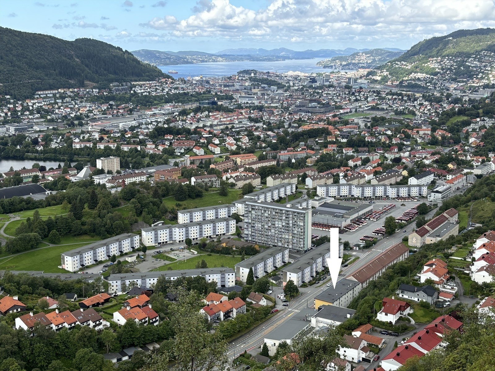 I Nattlandsveien bor du med kort gangavstand til det meste du trenger i hverdagen, med dagligvarebutikker, spisesteder og treningssenter (Mannsverk Torg) like ved. Nærmeste dagligvarebutikk er Rema 1000 Nattland som ligger 150 meter unna. Galleribilde