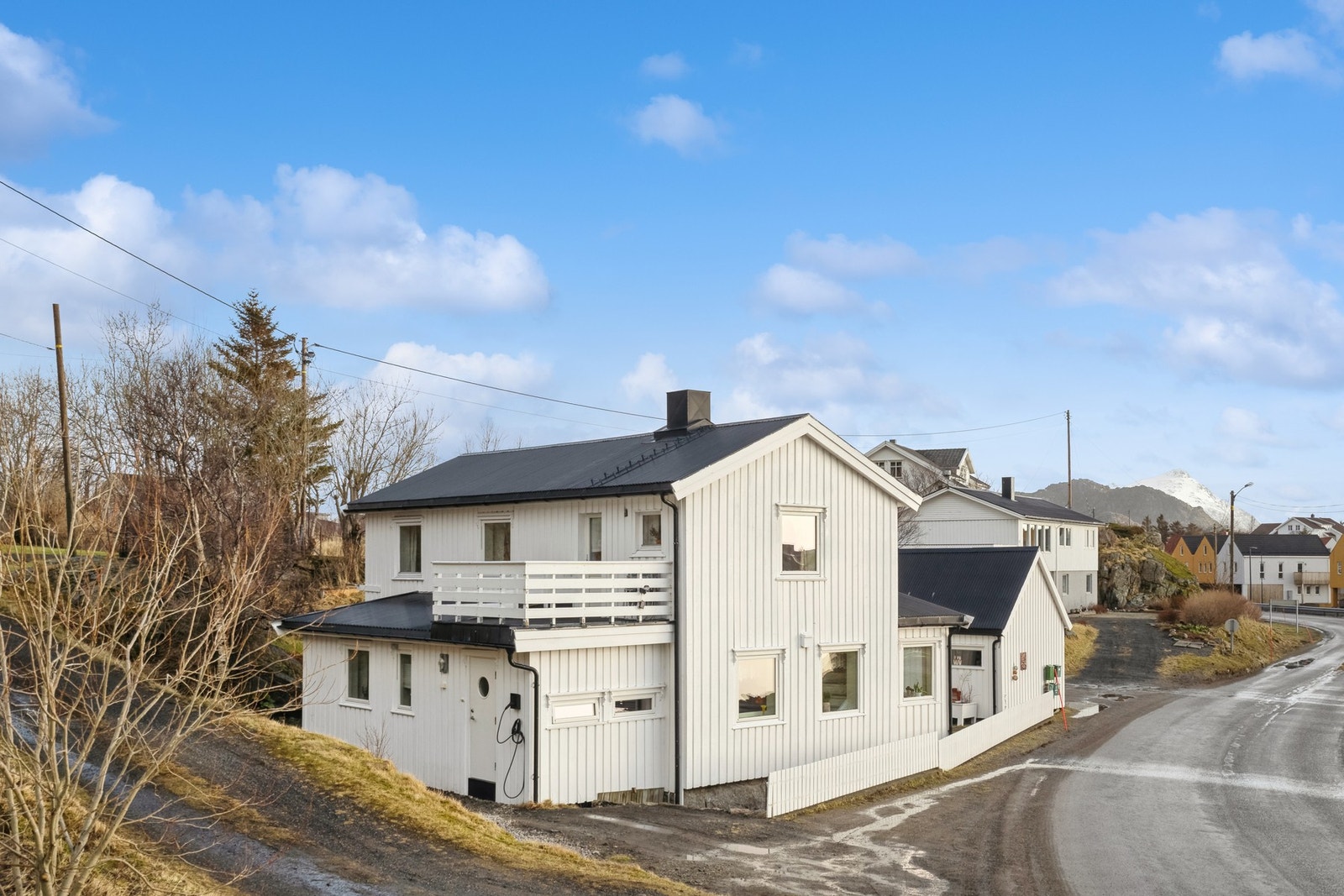 Eldre, sjarmerende enebolig som ble tilbygget i 2018. Boligen inneholder bl.a. fire soverom og to bad. Galleribilde