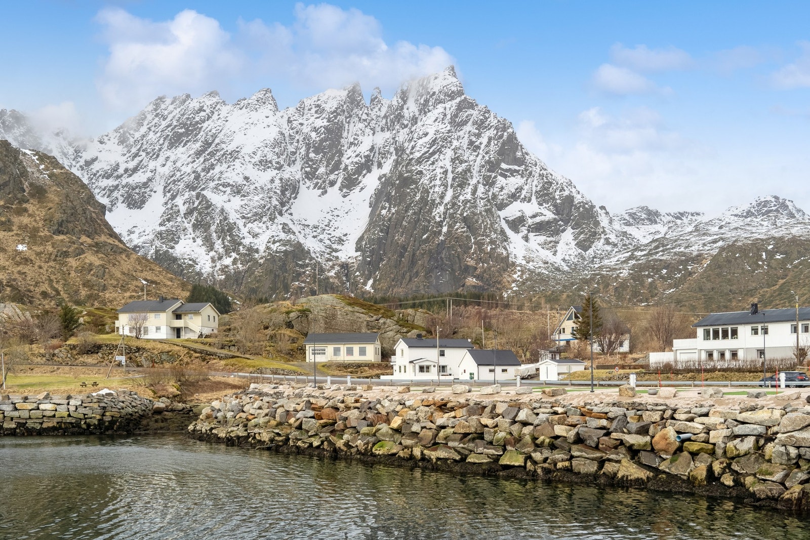 Her bor du i et maritimt bomiljø med kort avstand til friområder. Det er ca. 1 km til skole og 2 km til barnehage og dagligvarebutikk. På Ballstad finner du også restauranter, fiskemottak og slip. Galleribilde