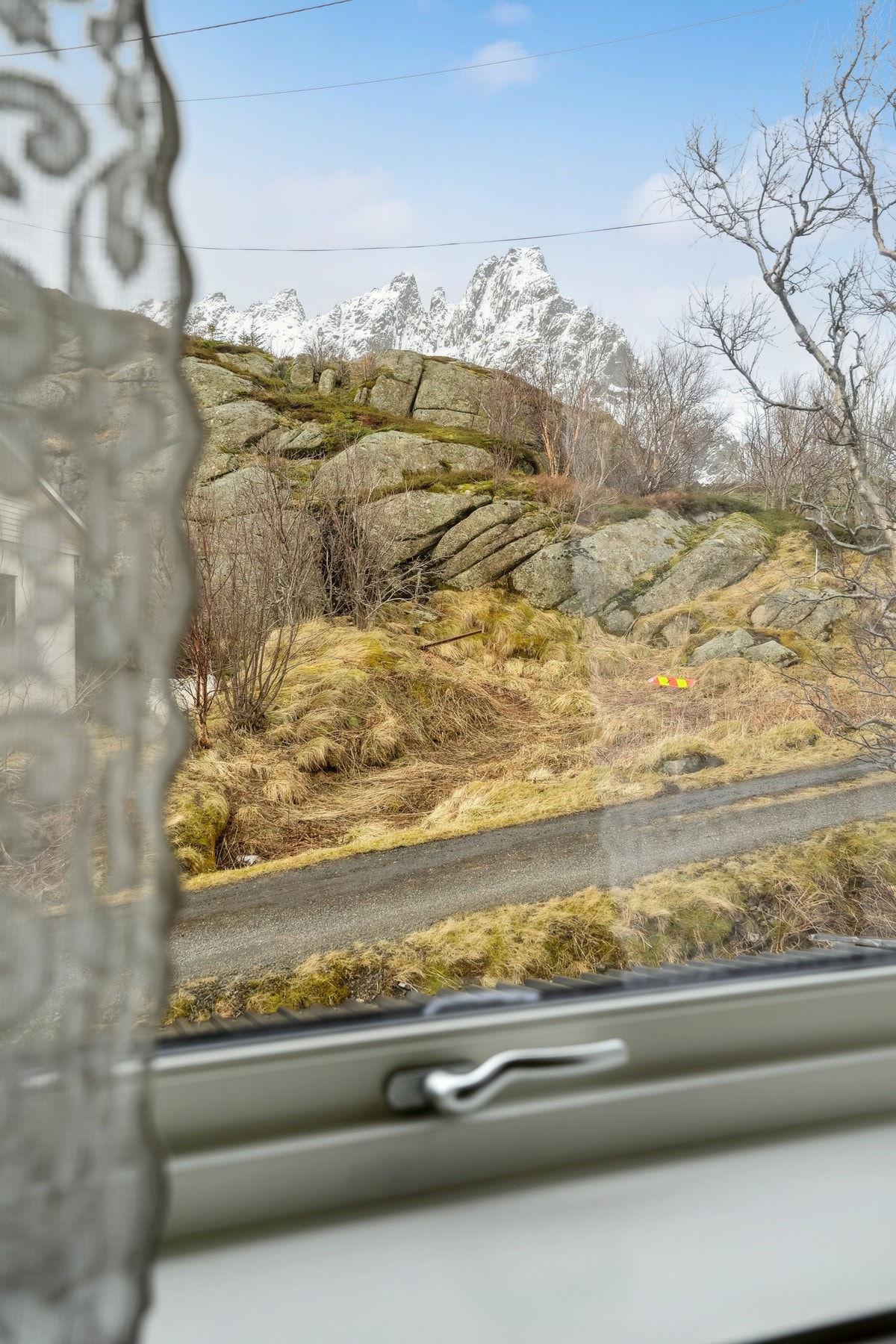 Skottinden ruver i bakgrunnen. Galleribilde
