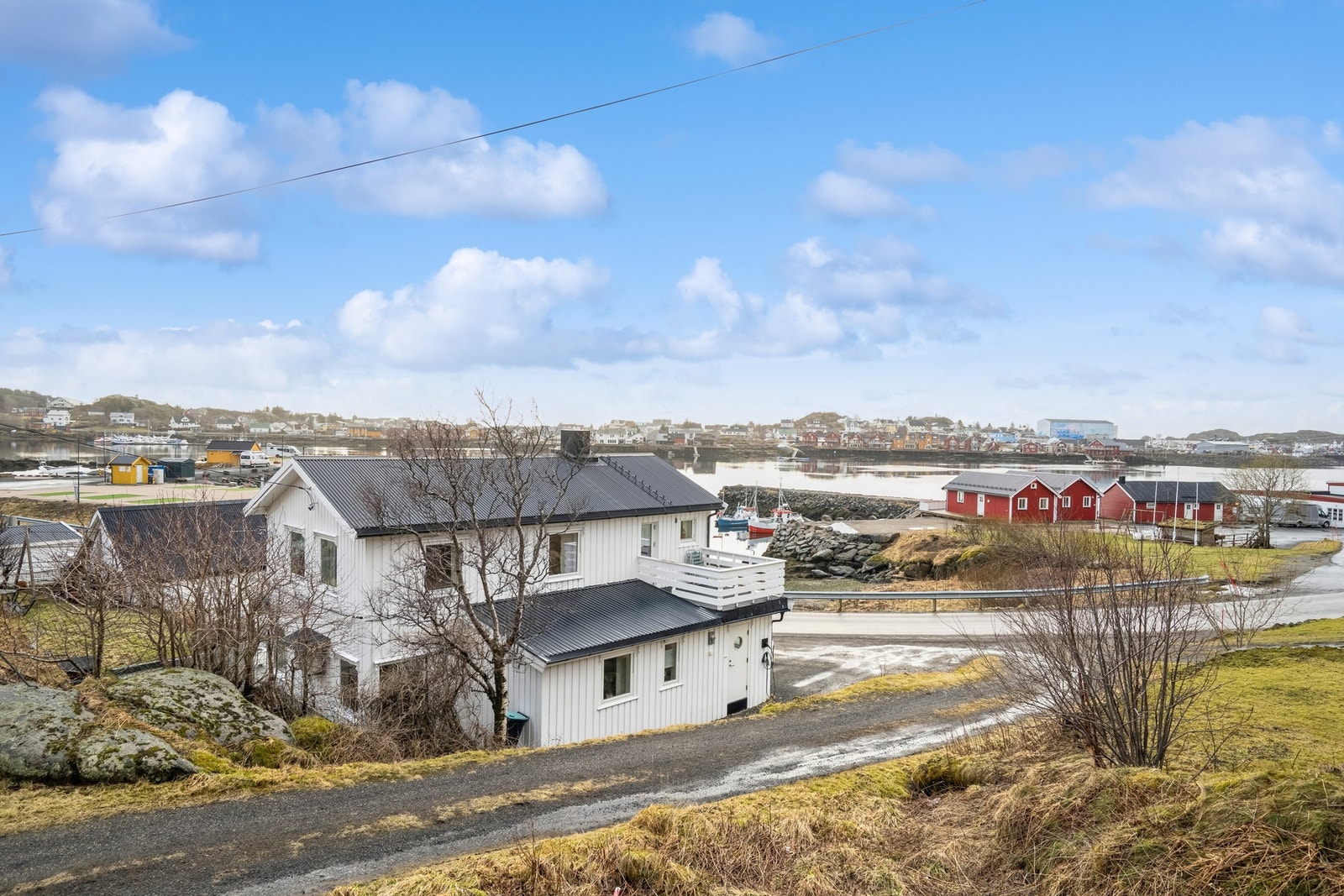Eiendommen har en veldig fin beliggenhet på Ballstad med sjøen og havna rett foran. Galleribilde