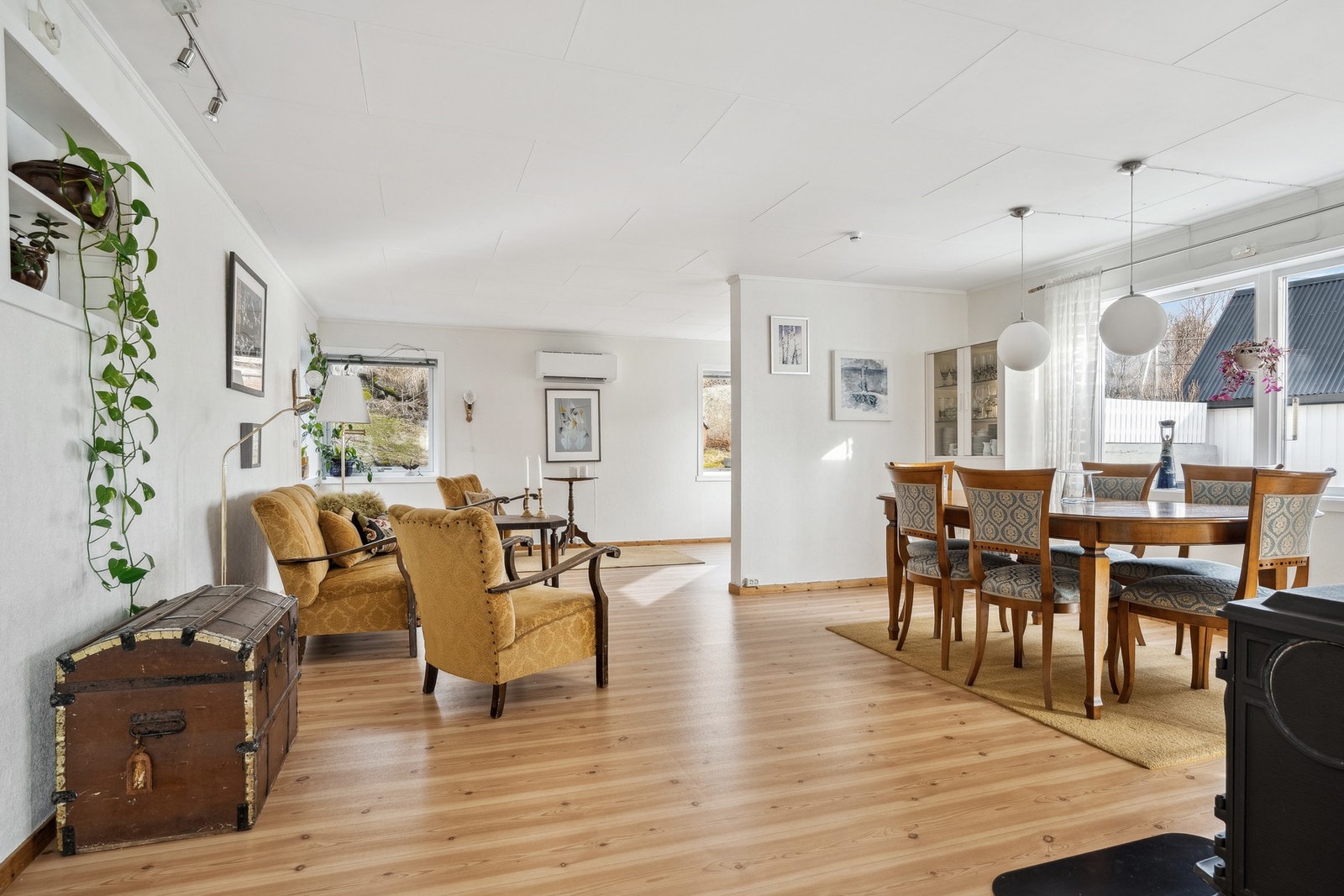 En lys og romslig stue med smakfull innredning. Galleribilde