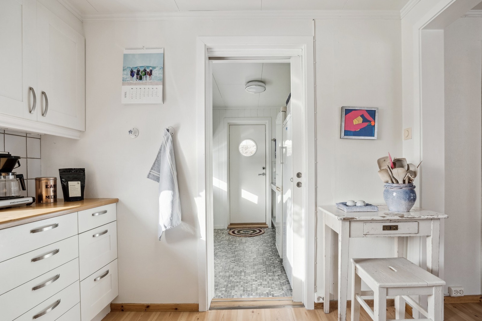 Fra kjøkkenet mot grovinngangen. Det er skyvedør mellom rommene. Galleribilde