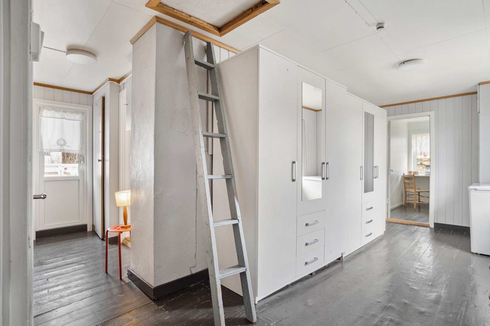 Romslig gang med garderobeskap. Galleribilde
