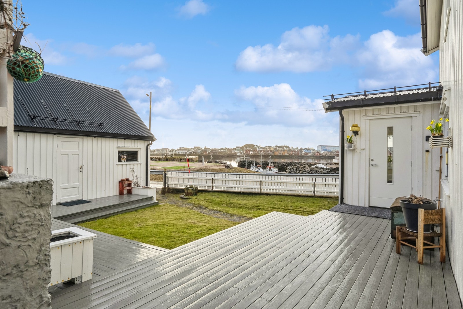 Stor terrasse hvor dere kan nyte fine sommerdager. Galleribilde