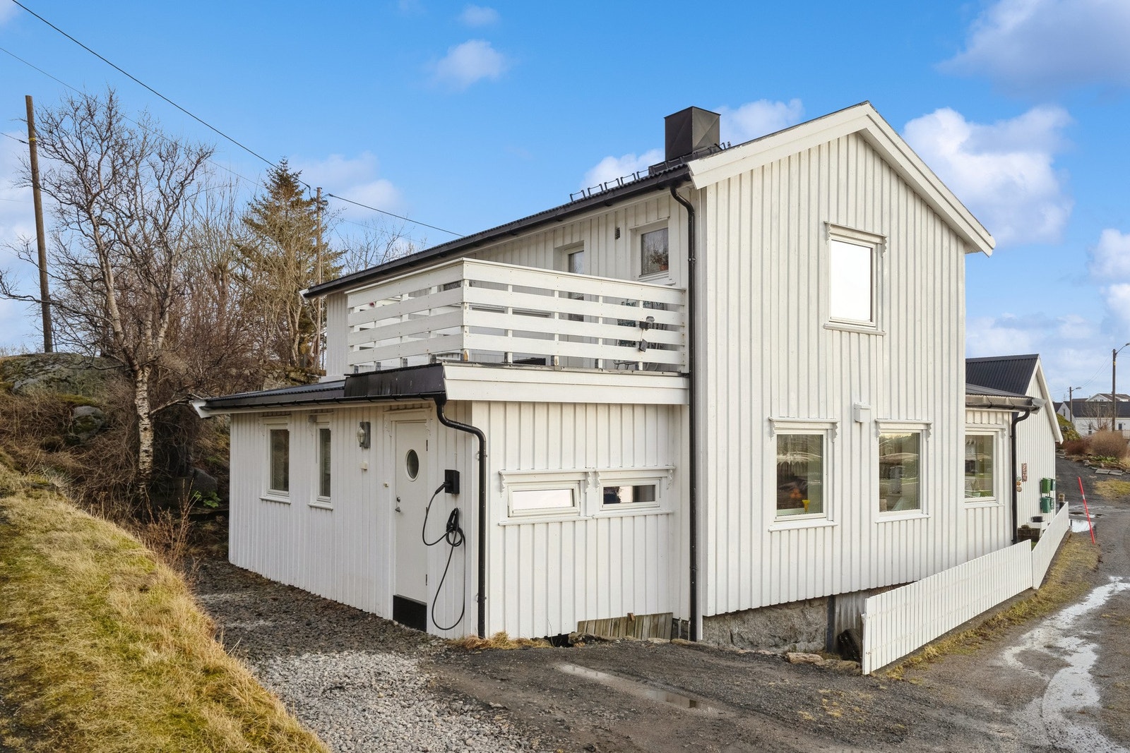 Parkering utenfor. Det ble i 2023 montert ladestasjon for elbil. Galleribilde