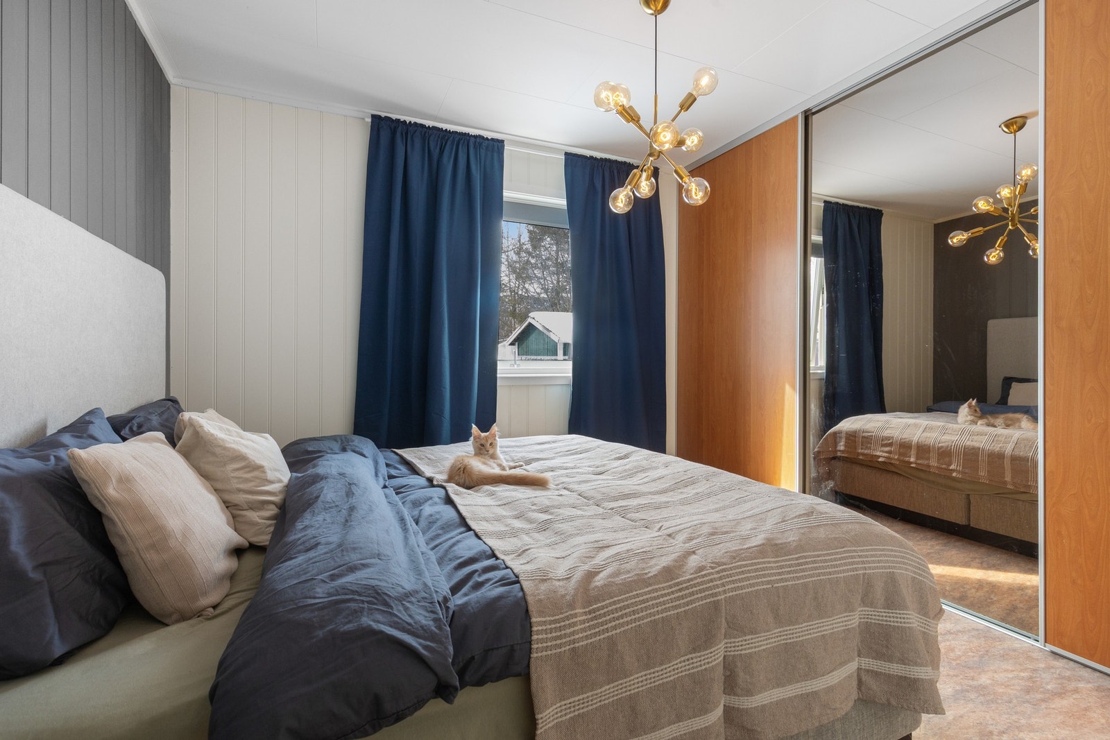 Romslig skyvedørsgarderobe som gir gode oppbevaringsmuligheter Galleribilde