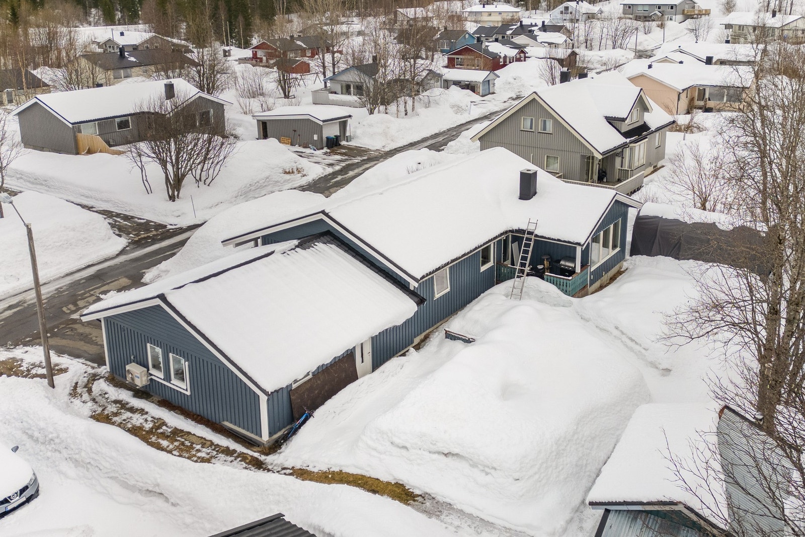 Hage hvor barna kan leke fritt både sommer og vinter Galleribilde