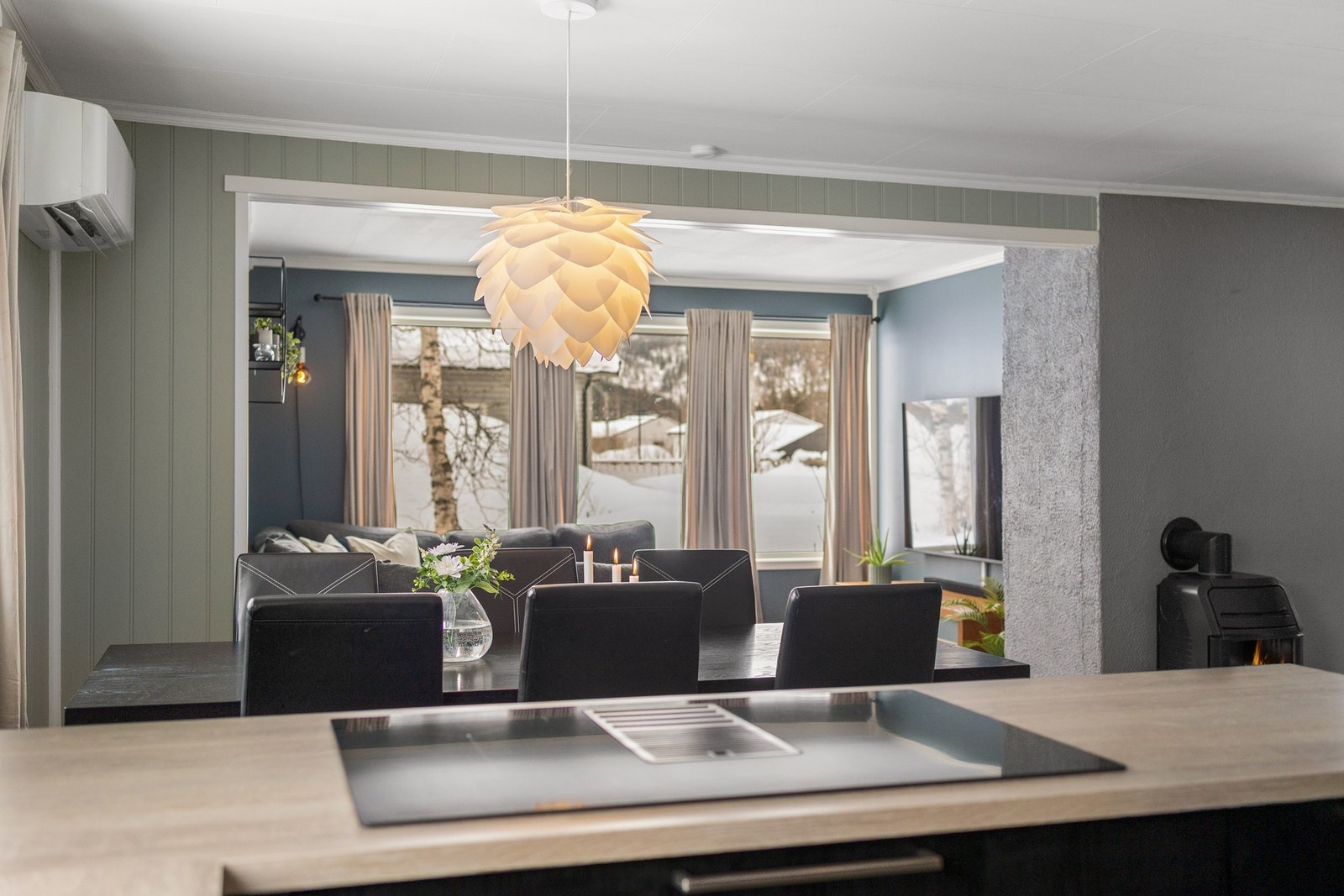 Her kan kokken i huset kokkelere mens samtalen flyter med gjestene Galleribilde