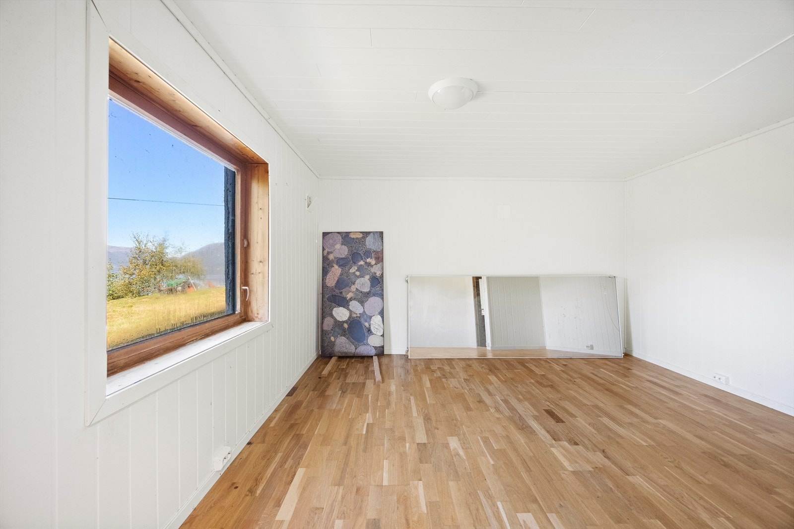 Her er stue i underetasjen av tilbygget. Galleribilde