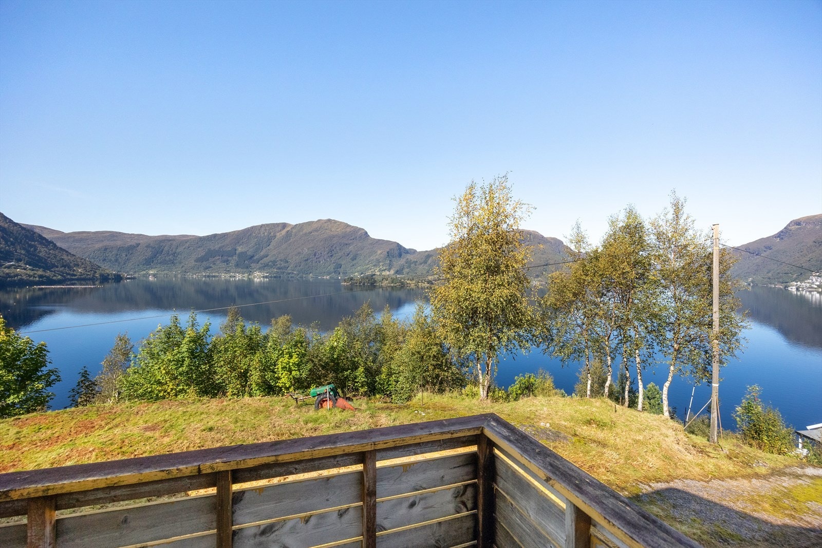 Fantastisk utsikt utover Sørfjorden og Osterøy. Galleribilde