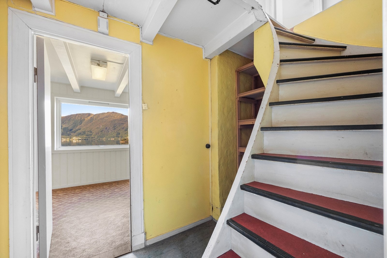 Gang fra inngang med trapp opp til andre etasje. Galleribilde