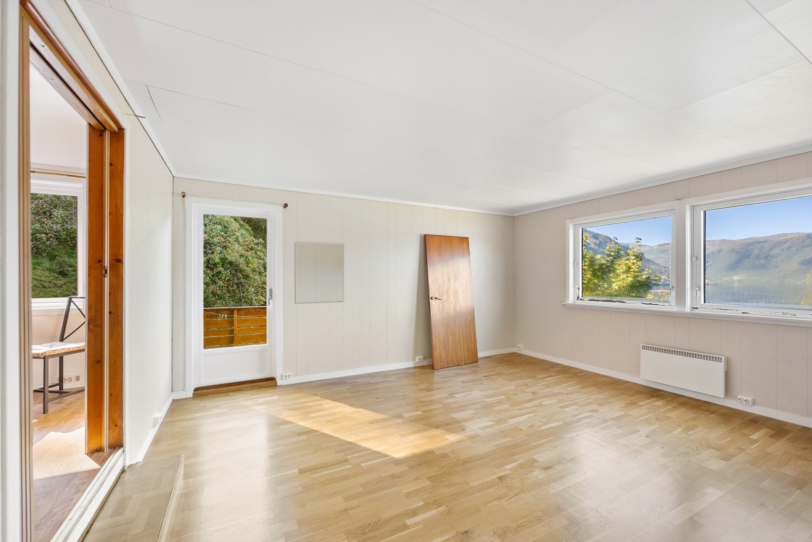 Stuen i hovedetasjen har balkong, og fin utsikt gjennom vinduene. Galleribilde