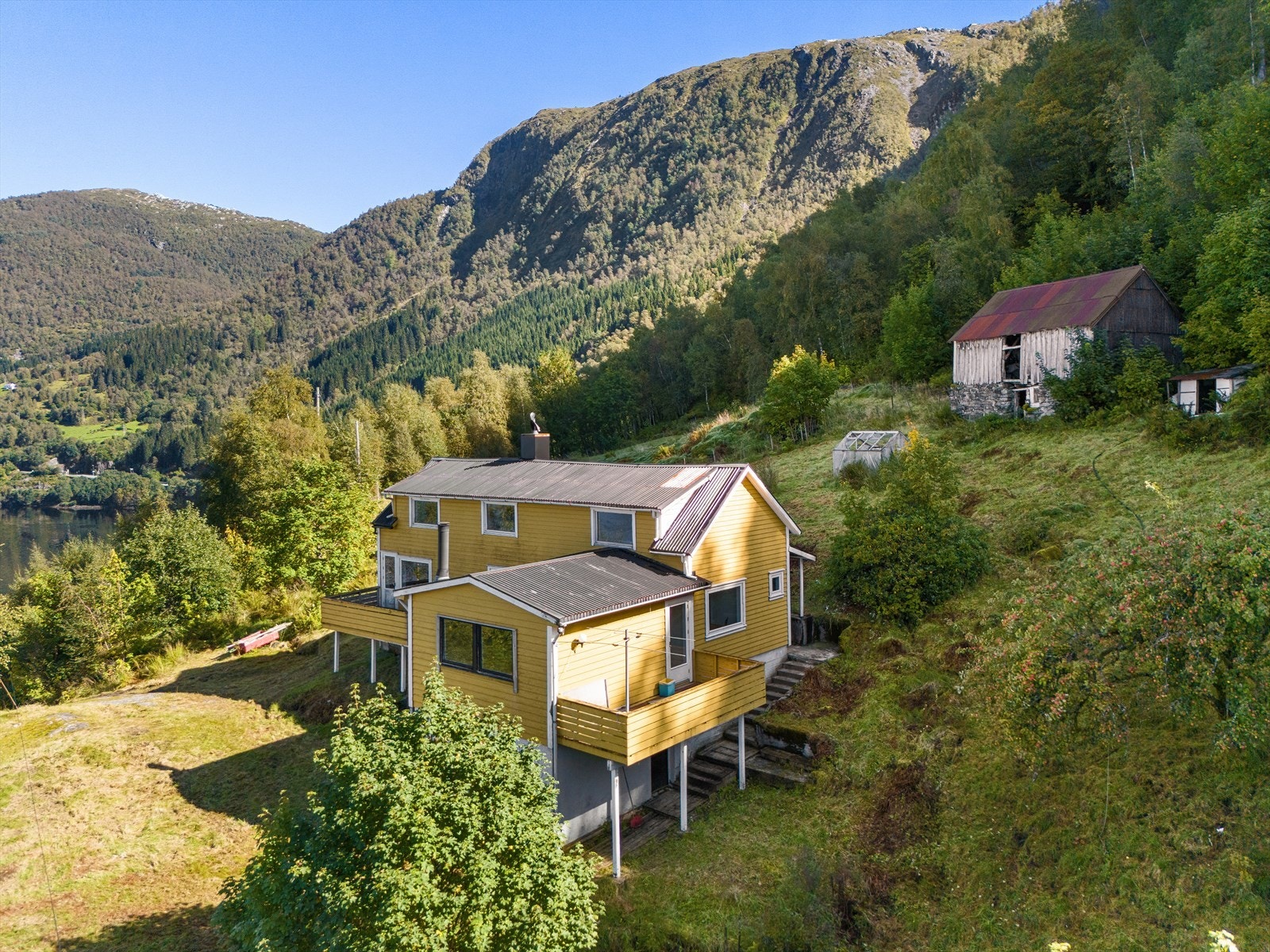 Landlig og privat eiendom med løe og stor tomt. Galleribilde