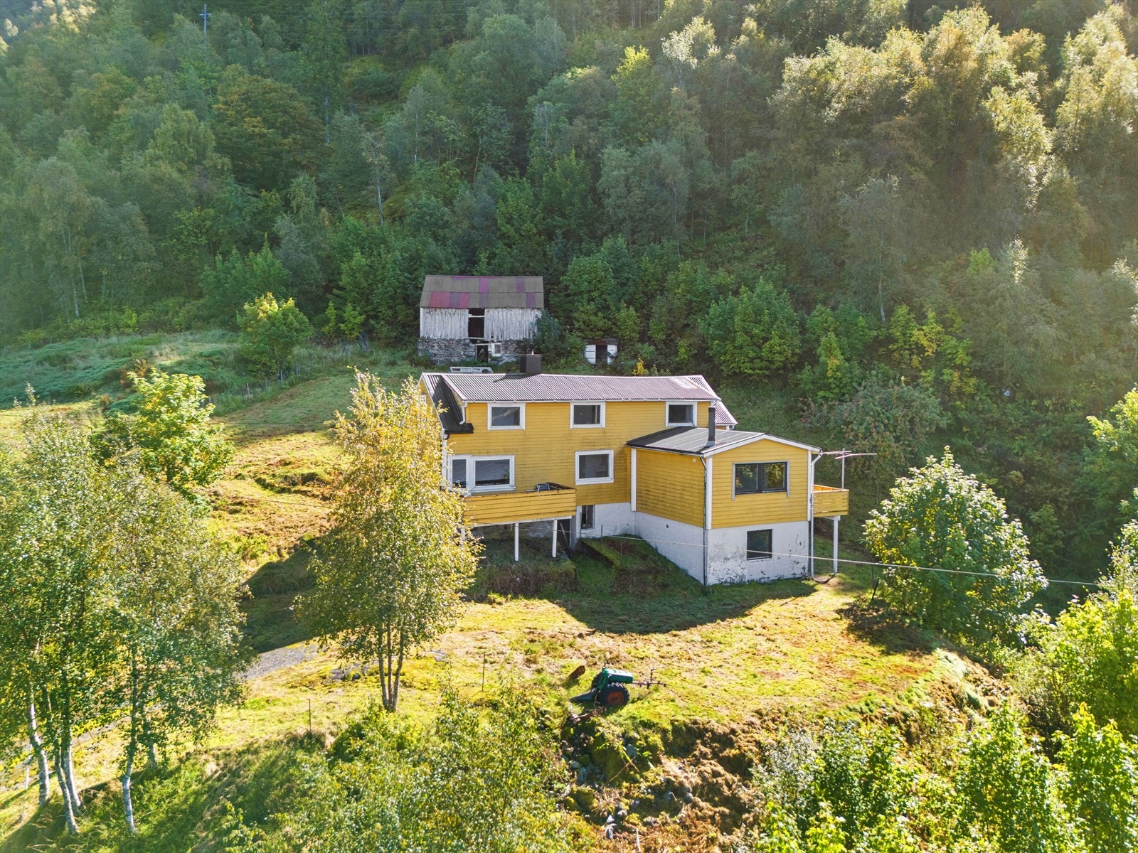 Her er du 5 minutter fra Vaksdal, og 20 minutter unna Indre Arna. Boligen er delt opp i 2 deler med forskjellige innganger. En til venstre og en til høyre. Galleribilde