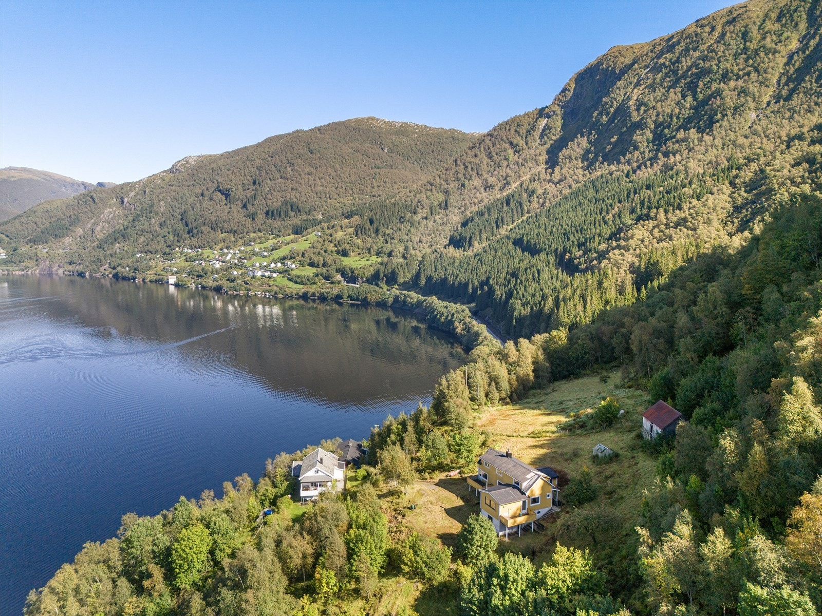 Usjenert eiendom med nydelig utsikt og bra potensiale. Her kan en holde dyr eller dyrke mark Galleribilde