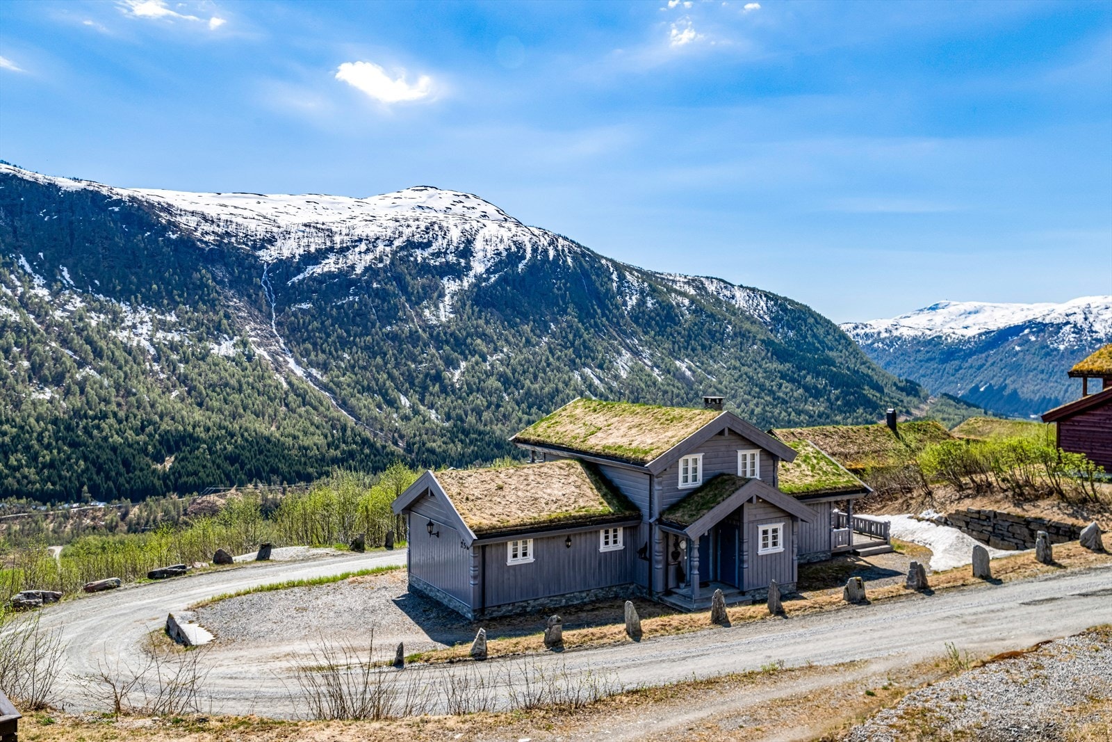 Fra eiendommen har man fantastisk utsikt utover dalen, og umiddelbar nærhet til skitrekk og skiløyper Galleribilde