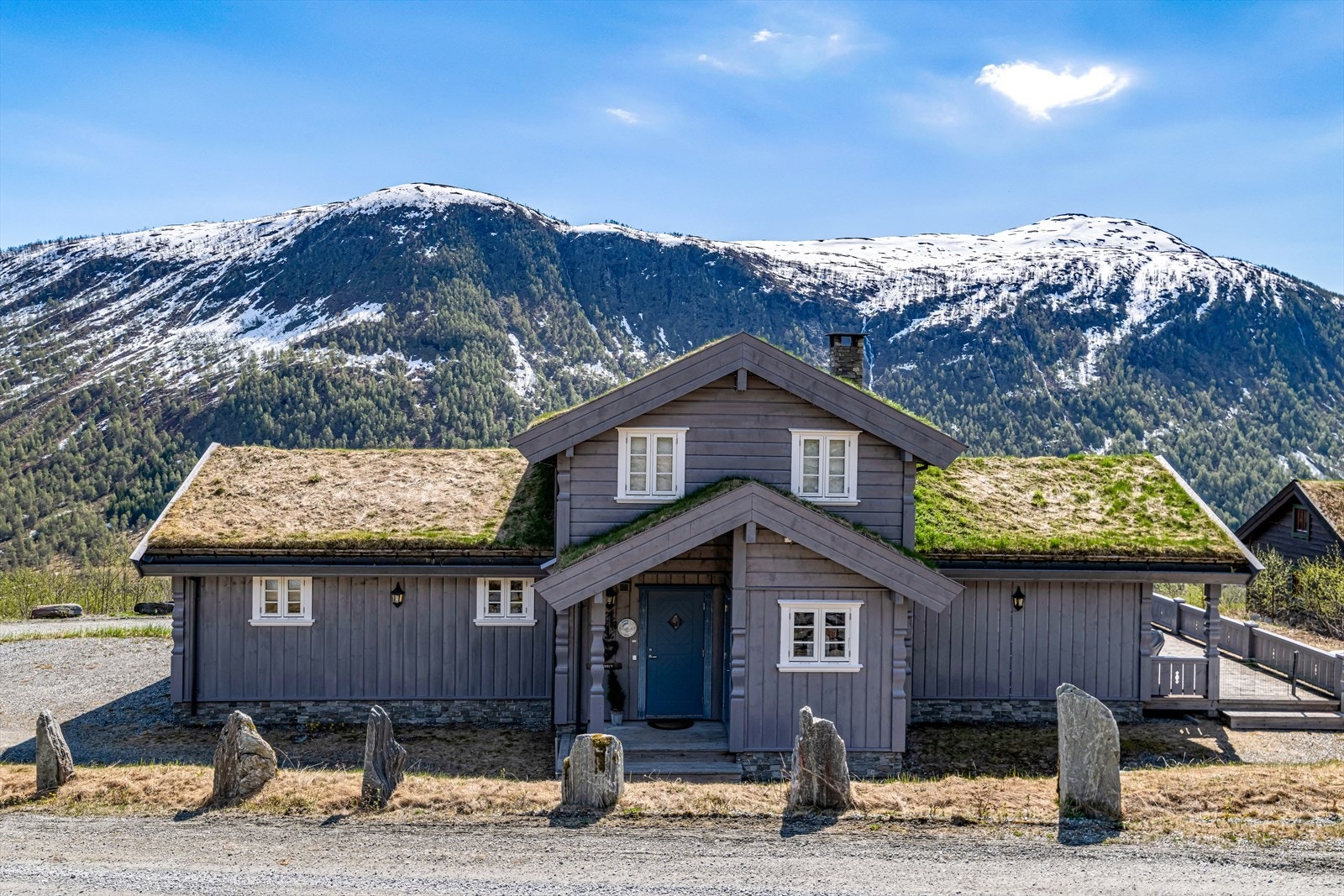 Ved inngangspartiet er det en hyggelig, takoverbygget terrasseplatting, og utvendig bod like ved Galleribilde