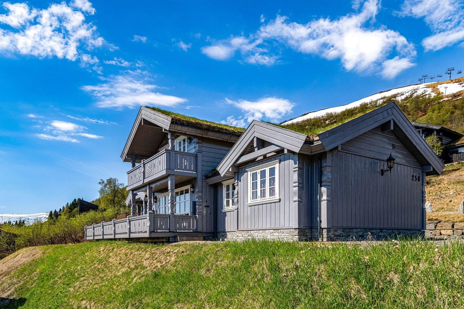 Hytten er velholdt og har pene kvaliteter, god planløsning og store, solrike uteplasser Galleribilde