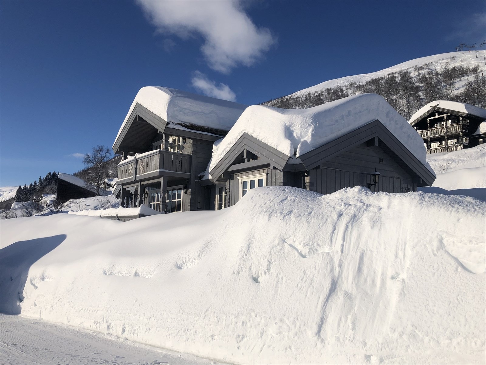 Meget stor og flott hytte nydelig beliggende høyt og fritt i Myrkdalen Fjellandsby Galleribilde