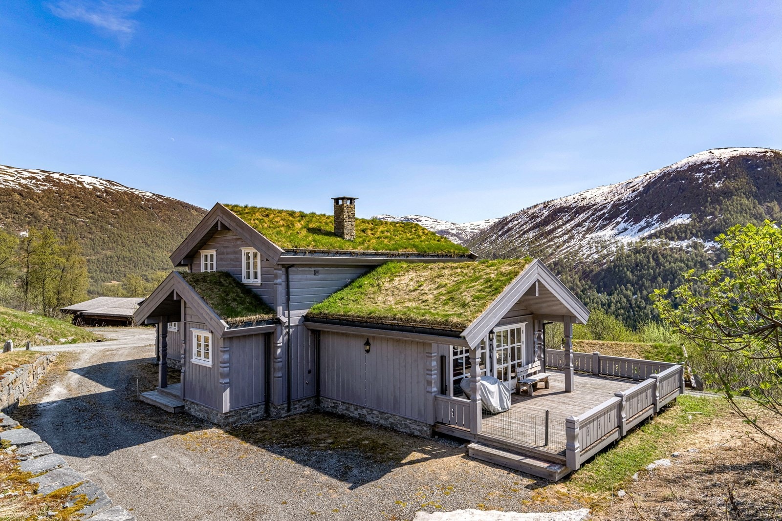 Hytten ligger fint plassert Galleribilde