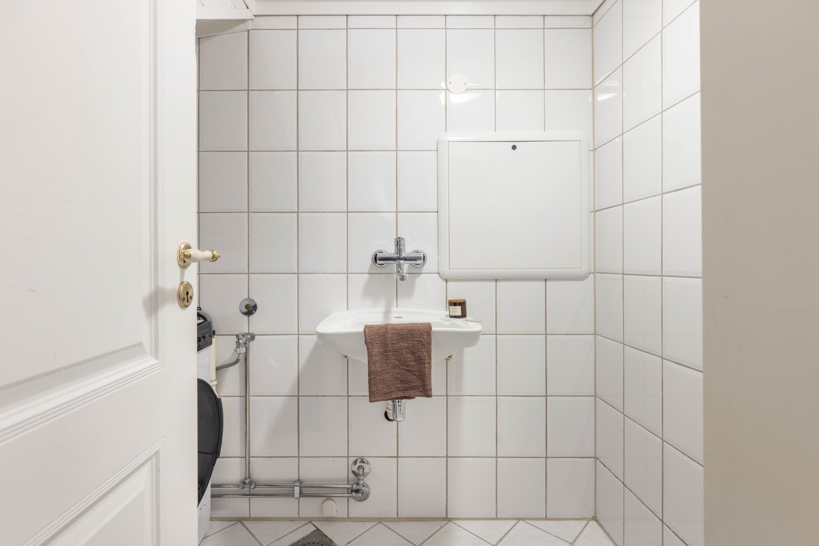 I denne etasjen finner du også et separat, helfliset vaskerom på 3,5 kvm - både praktisk og funksjonelt. Galleribilde