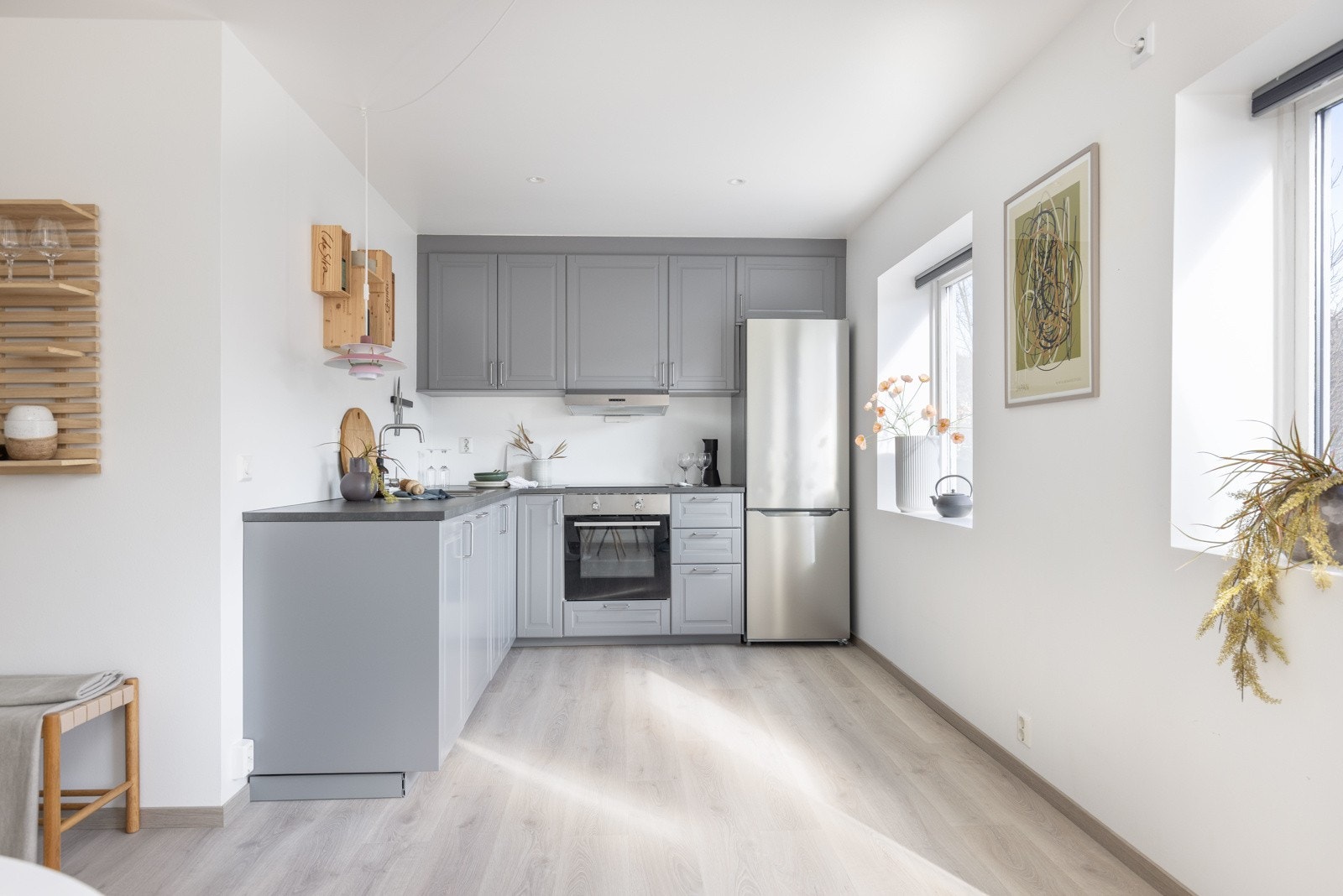 Det moderne kjøkkenet ligger tilbaketrukket i en egen sone og store vindusflater vendt mot terrassen og Ulriken. Galleribilde