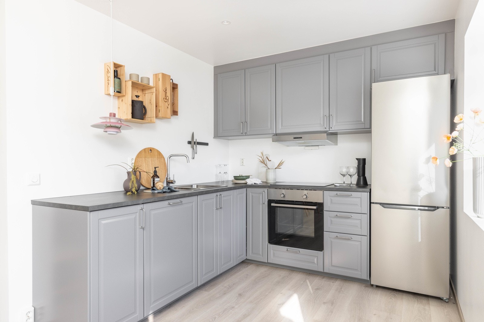 Kjøkkenet har godt med skap- og benkeplass, og vil være et kjøkken hvor det å lage mat vil være en glede. Galleribilde