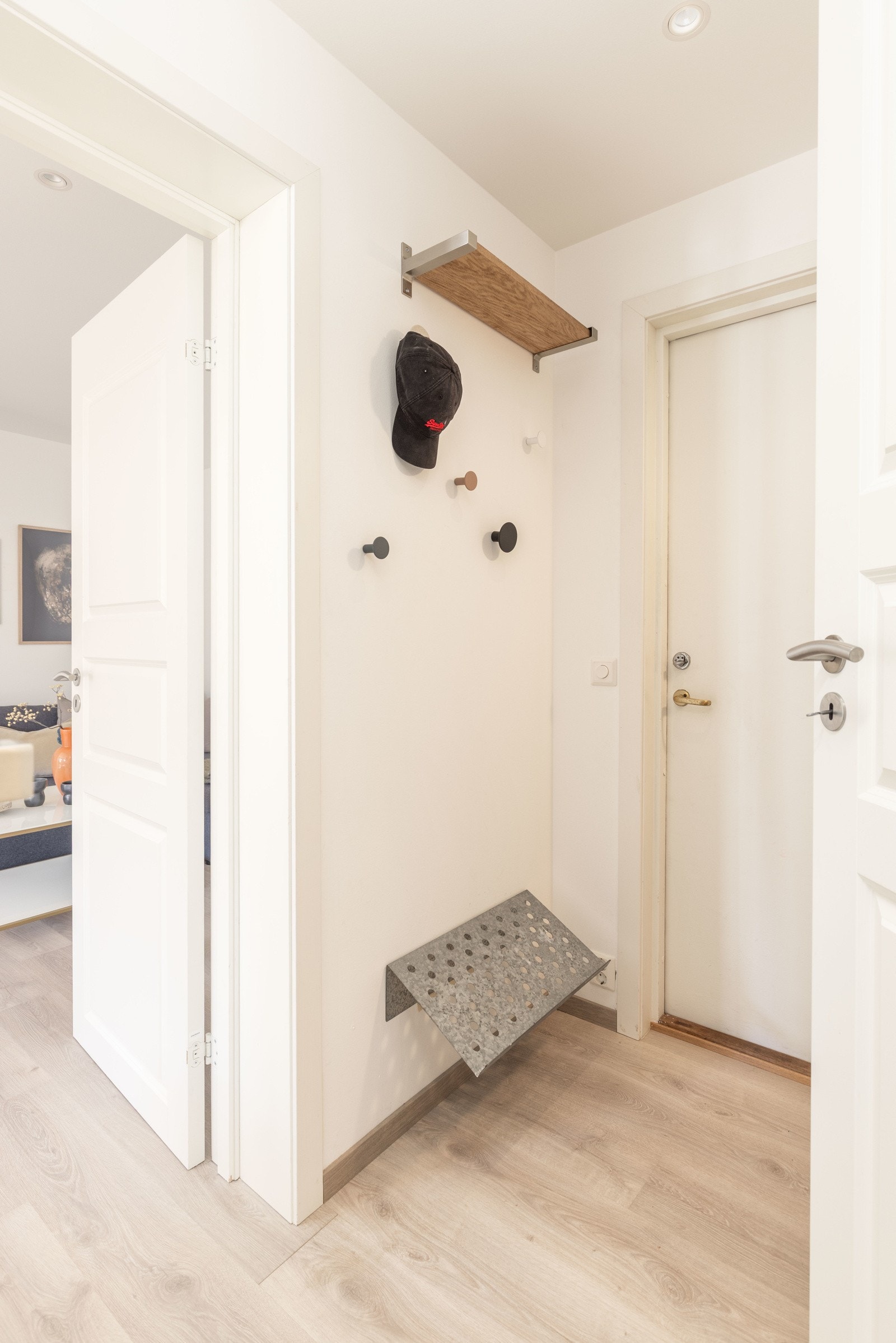 I det du trer over dørstokken, møtes du av en lys og praktisk entré med plass til både yttertøy og sko. Førsteinntrykket er moderne og innbydende - en stil som går igjen i hele leiligheten. Galleribilde