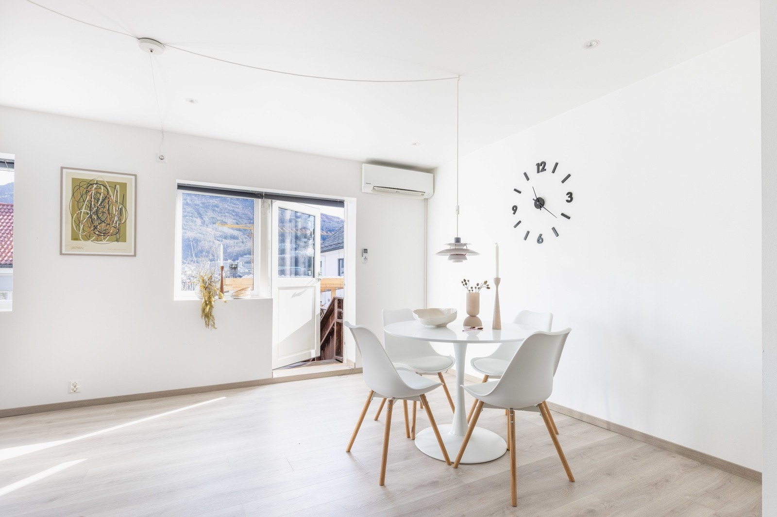 Den er både innbydende og praktisk, med store vindusflater som gir rikelig med dagslys og rammer inn den vakre utsikten mot Ulriken Galleribilde