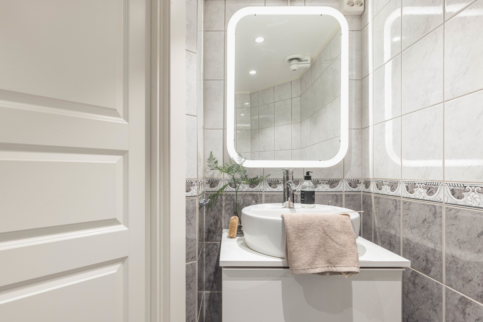 Badet i første etasje er innredet med vask, dusj og toalett. Galleribilde