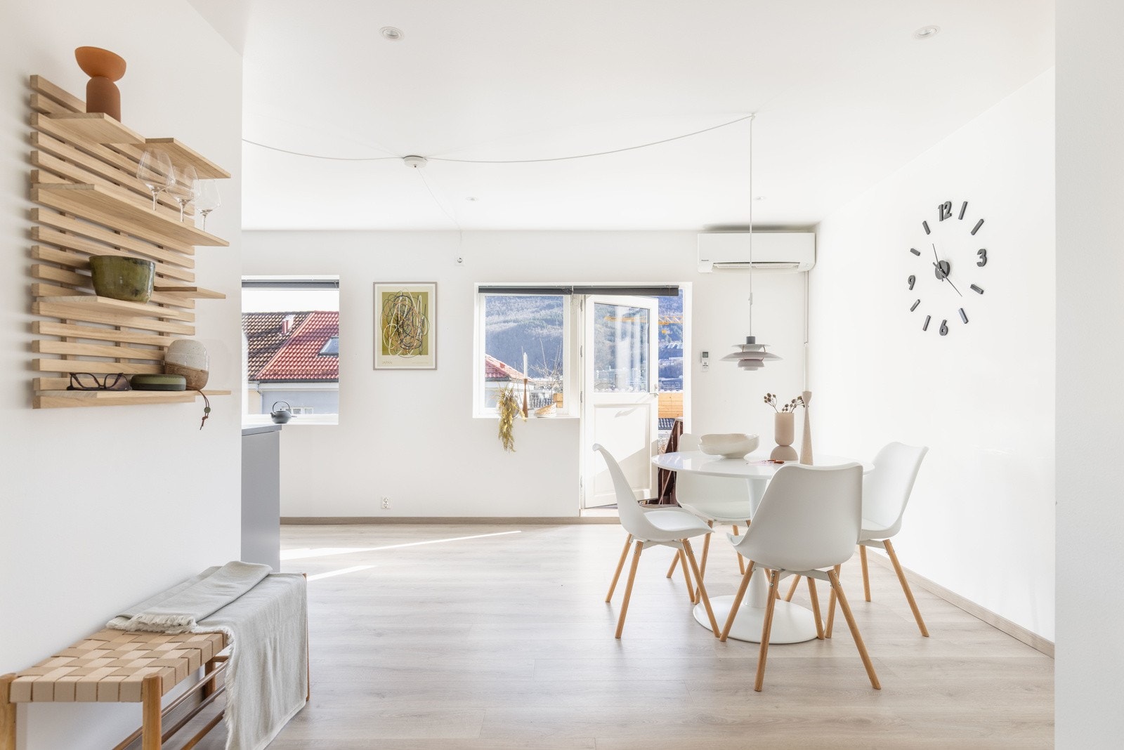 Her er det god plass til både en komfortabel sofagruppe og et spisebord til hyggelige måltider. Galleribilde