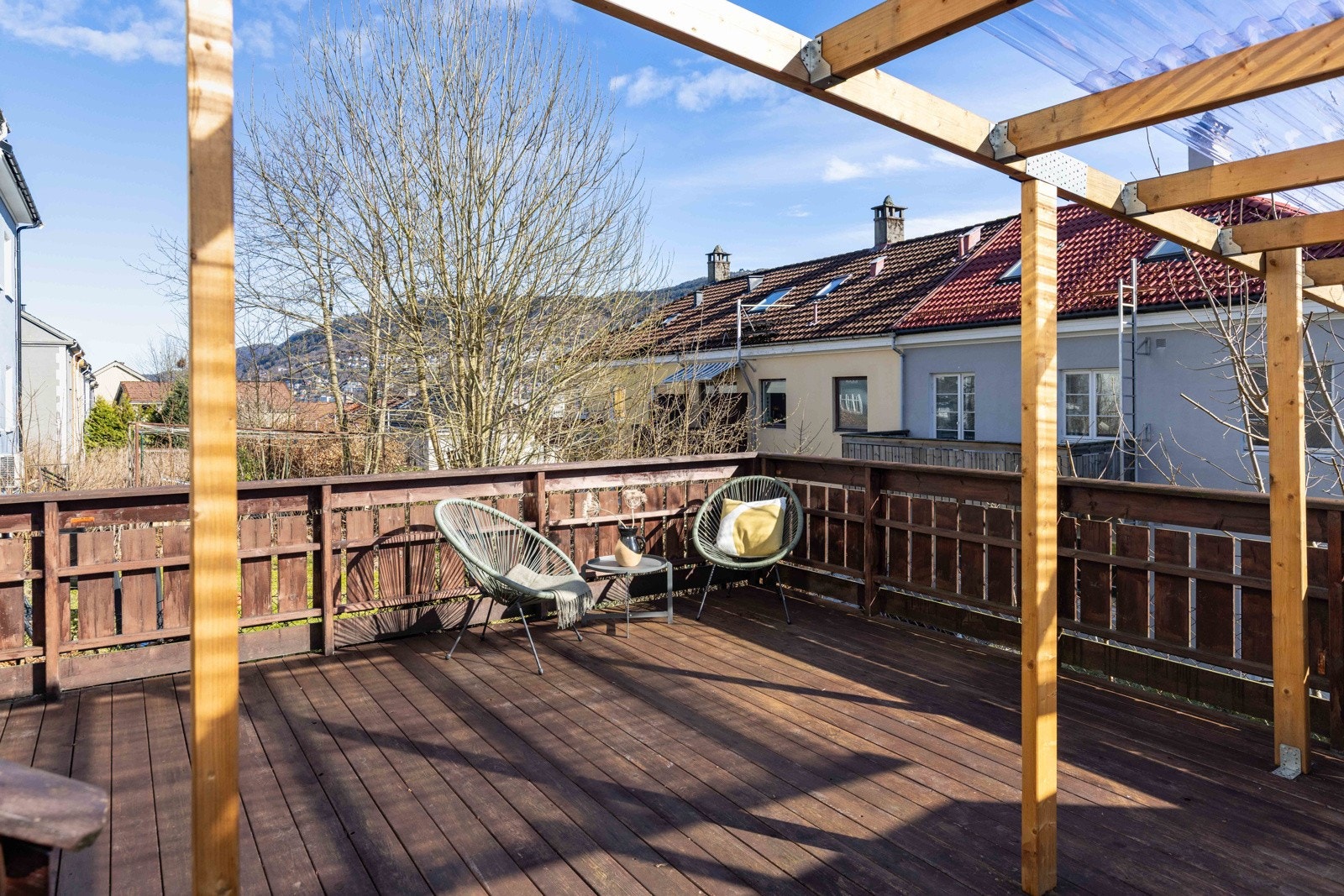 Fra stuen går du rett ut på en stor, østvendt terrasse på hele 32 kvm - en naturlig forlengelse av stuen, perfekt for late sommerdager. Galleribilde