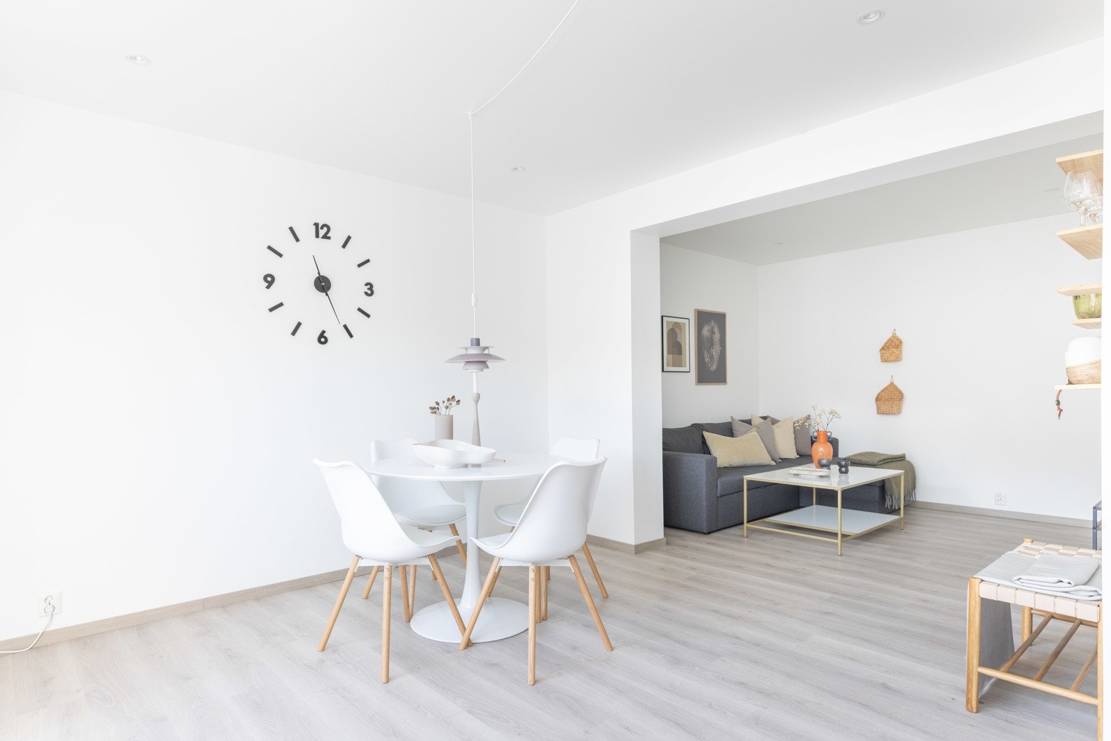 I stuen er det montert en luft-til-luft varmepumpe, som sikrer en behagelig innetemperatur året rundt. Galleribilde