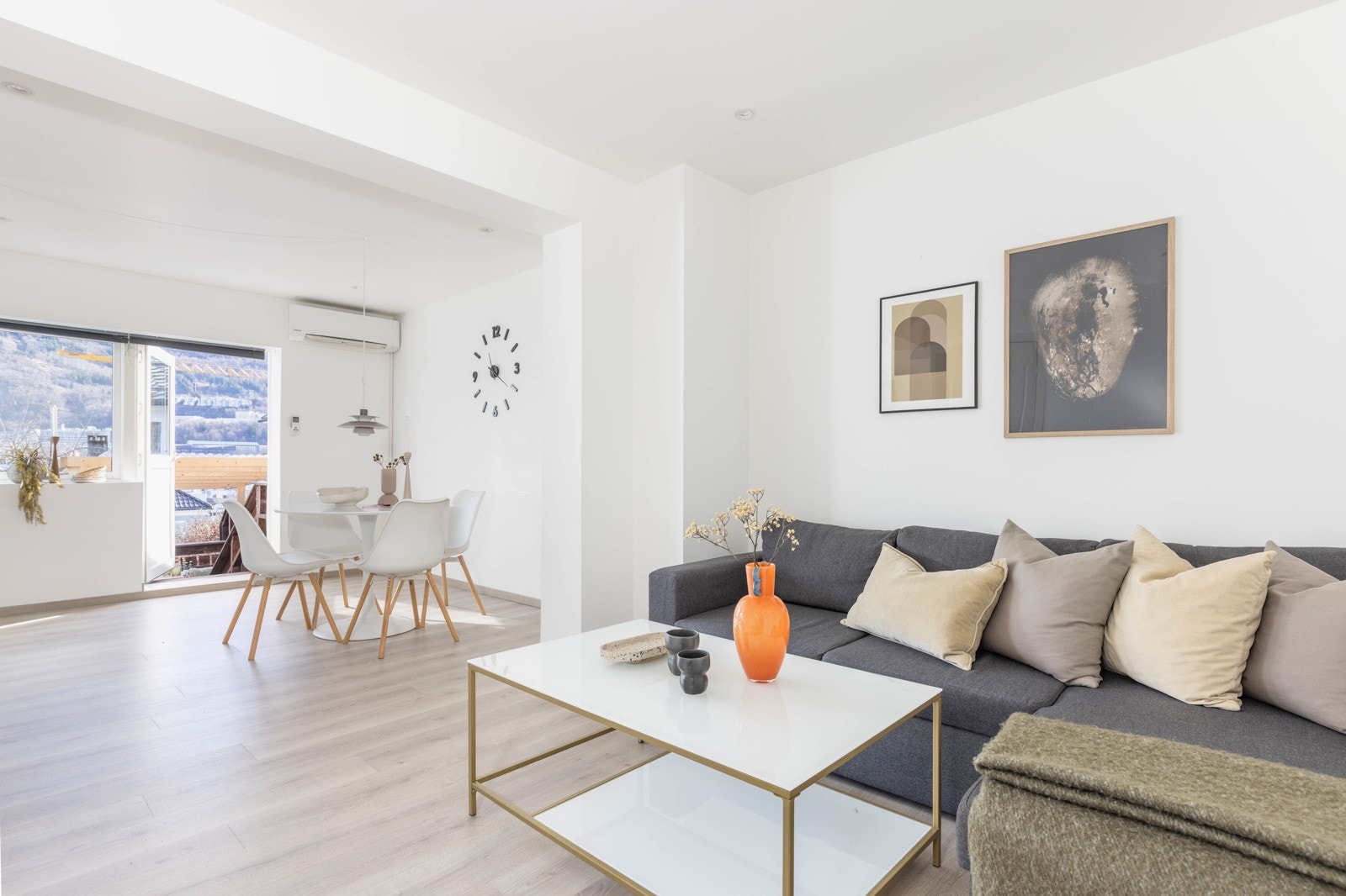 Stuen med den åpne kjøkkenløsningen er L-formet, noe som gjør at rommets ulike funksjoner kommer godt frem. Galleribilde