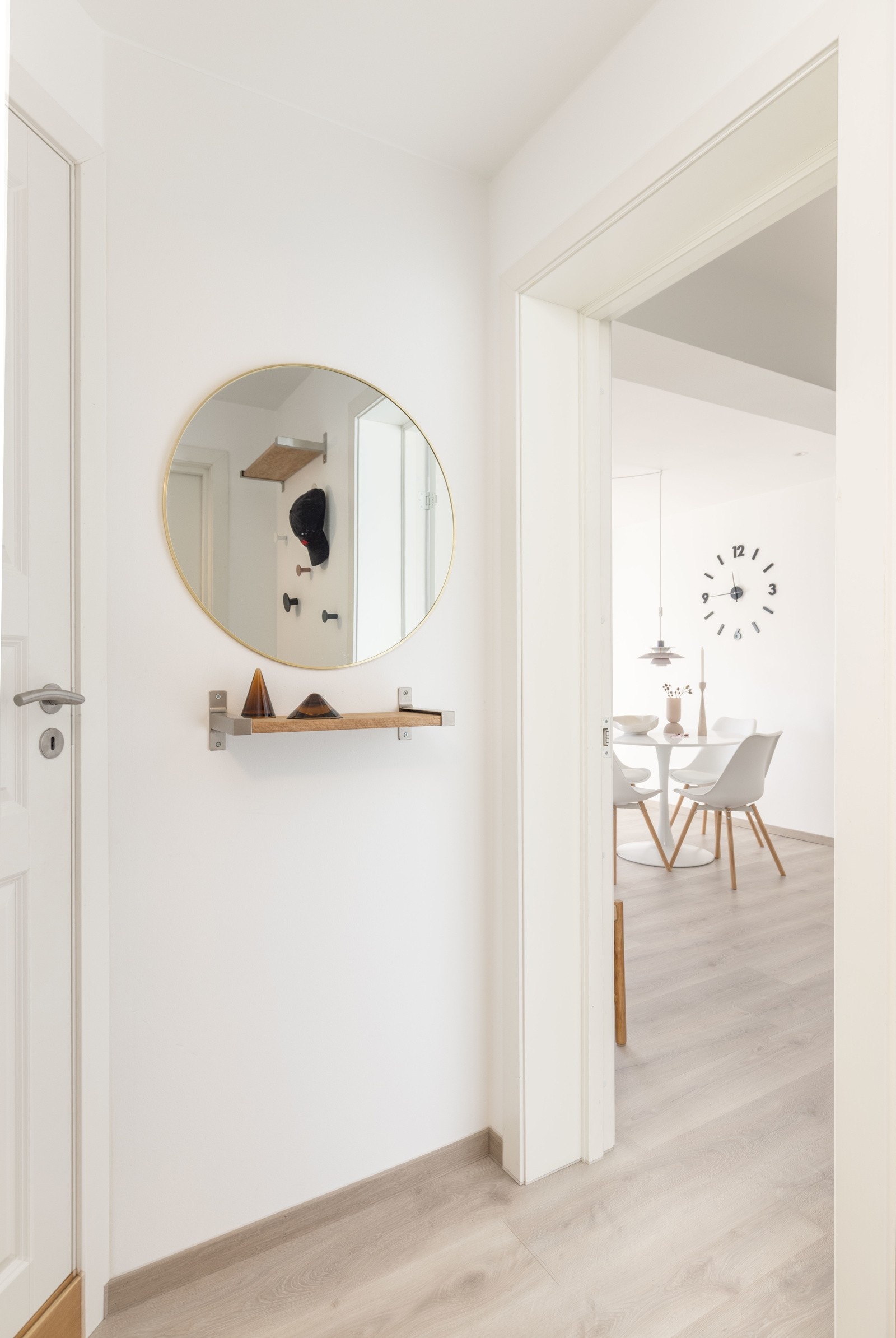 Entréen leder videre til boligens naturlige samlingspunkt - den lyse og åpne stue- og kjøkkenløsningen Galleribilde