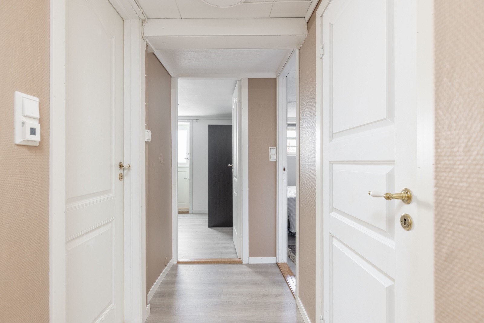 I underetasjen ligger leilighetens to soverom. Begge rommene er lyse og romslige, med plass til seng av ønsket størrelse og annet møblement. Galleribilde