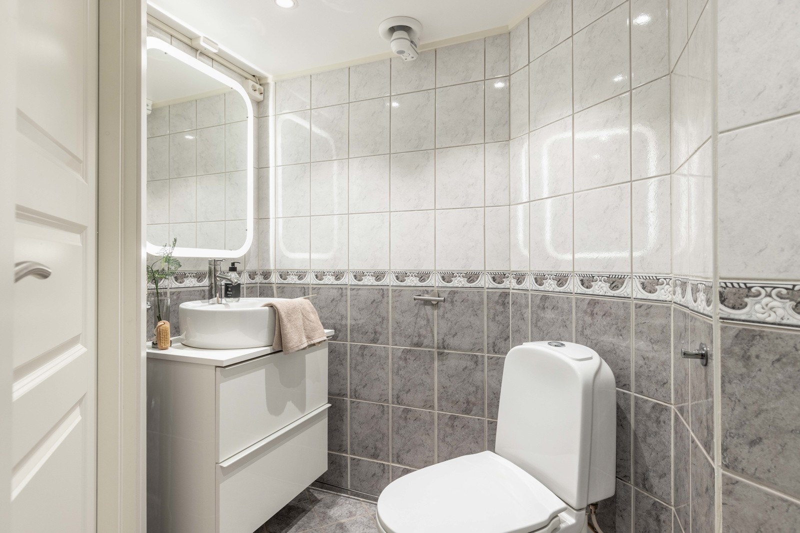 Boligen har to helflisede, tidløse baderom - ett i hver etasje. Praktisk og stilrent. Galleribilde